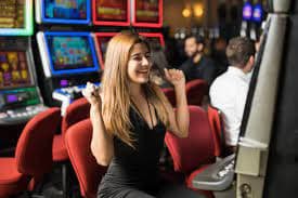 Live Baccarat - permainan kartu sederhana dengan pembayaran cepat Meja baccarat dengan kartu pemain dan bankir ditampilkan jelas