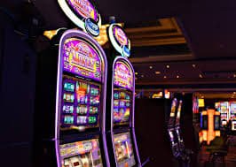 Dealer profesional dalam studio live Dealer profesional sgi88 dalam studio live dengan multi-kamera